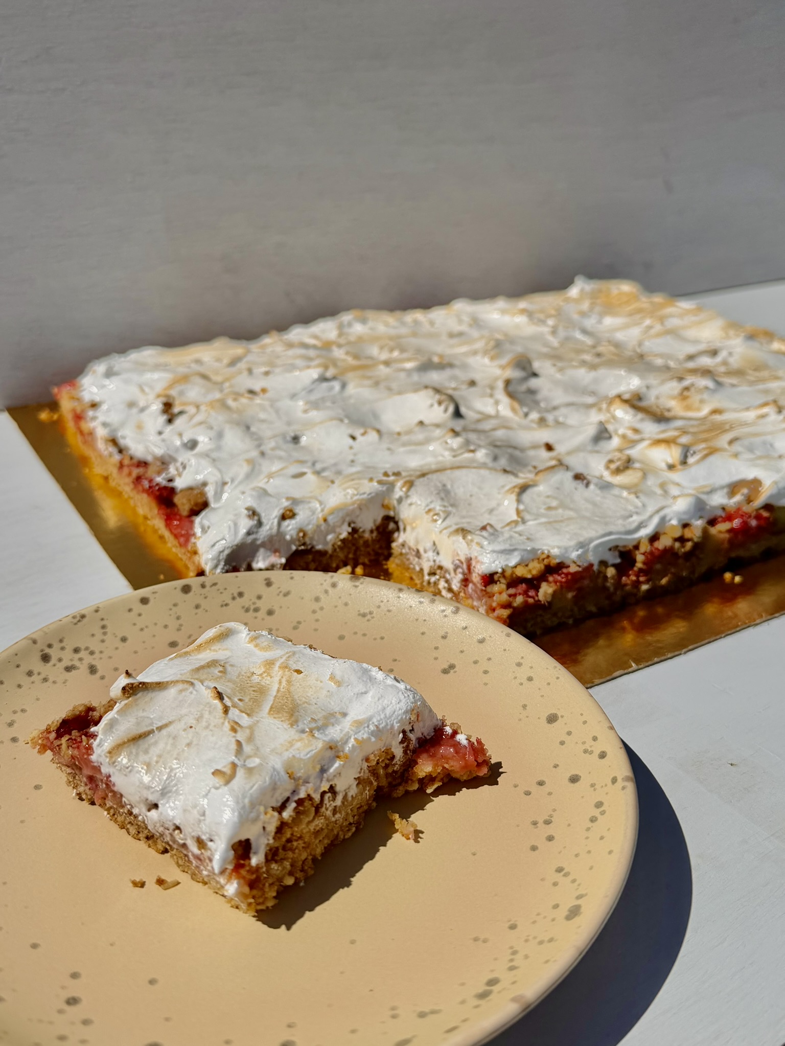 Rabarber-aardbei plaatkoek met meringue - Afbeelding 1