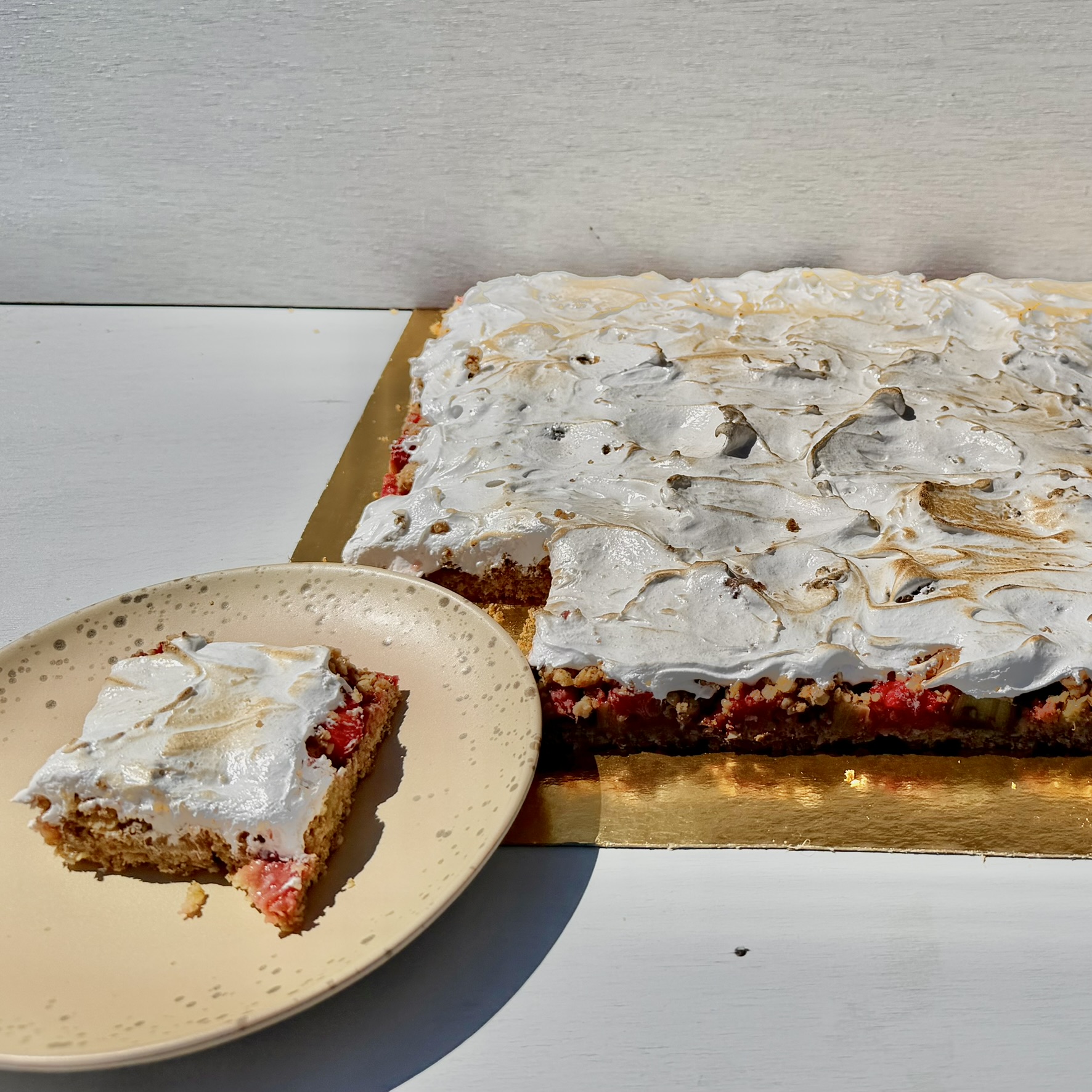 Rabarber-aardbei plaatkoek met meringue