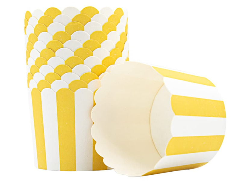 Cupcake cups Geel/wit gestreept 12 stuks**