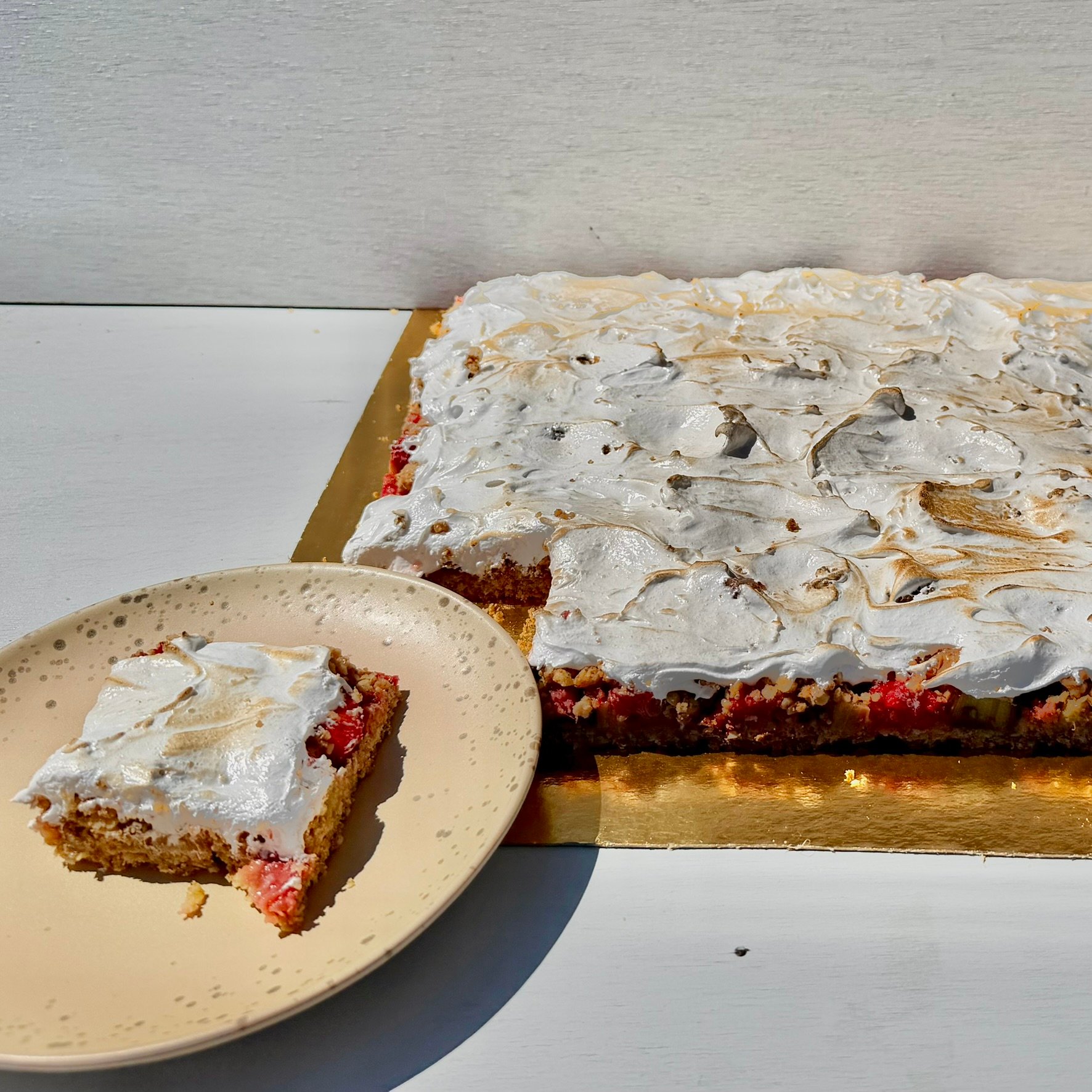 Rabarber-aardbei plaatkoek met meringue